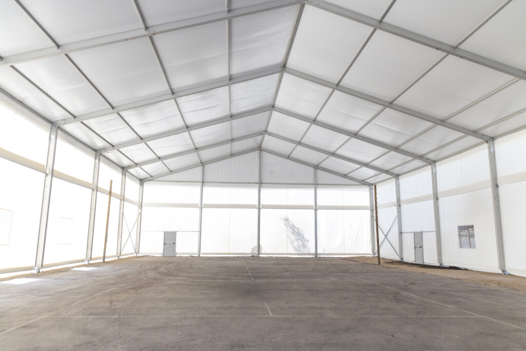 Puerta peatonal instalada en carpa industrial Fulltent