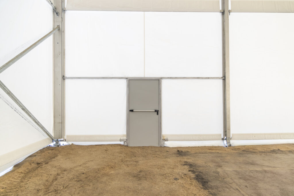 Acceso peatonal lateral en estructura modular