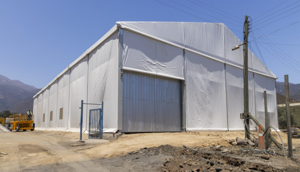 Puerta de una hoja en muro de carpa de almacenaje