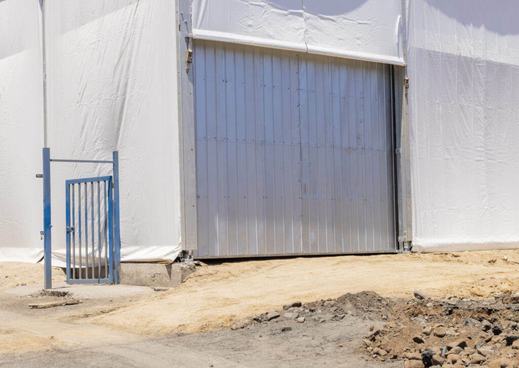 Puerta peatonal con sistema de cierre en carpa