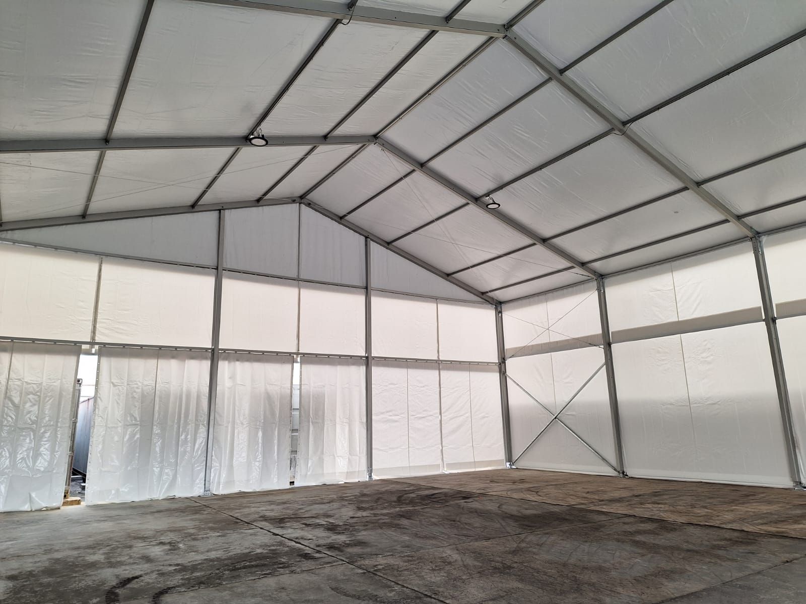 Iluminación LED interior de carpa industrial Fulltent