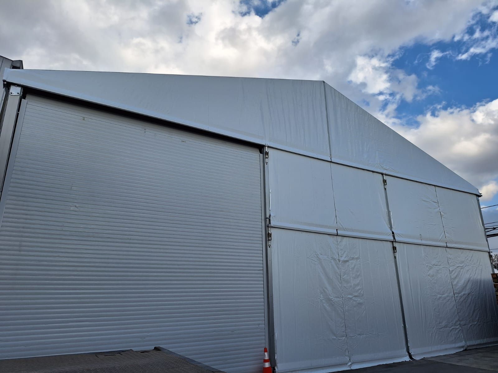 Portón de acceso cerrado en carpa industrial Fulltent