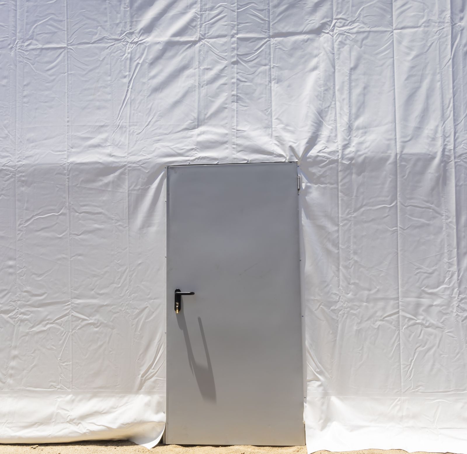 Puerta peatonal de una hoja en muro de lona PVC