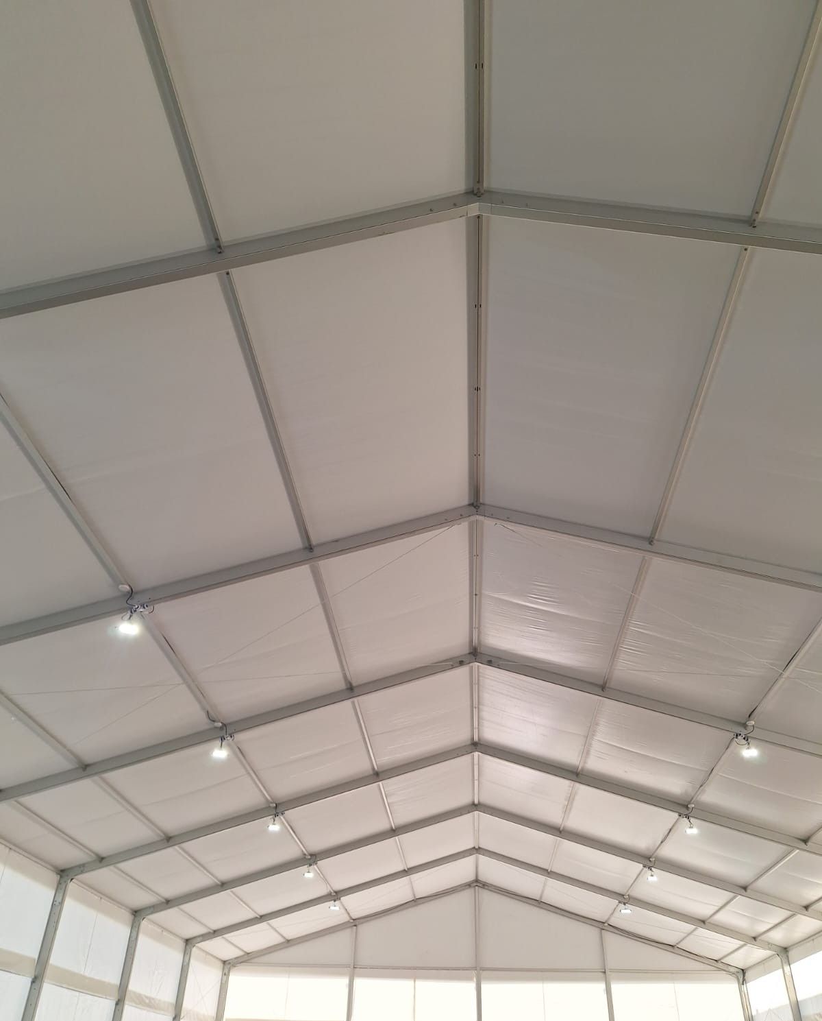 Interior de carpa industrial iluminada