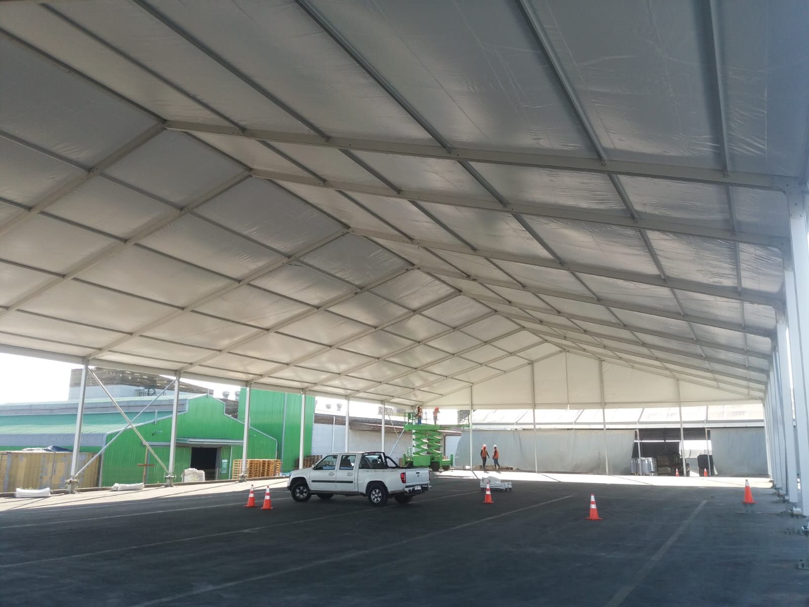 Carpa industrial en operación tras mantención