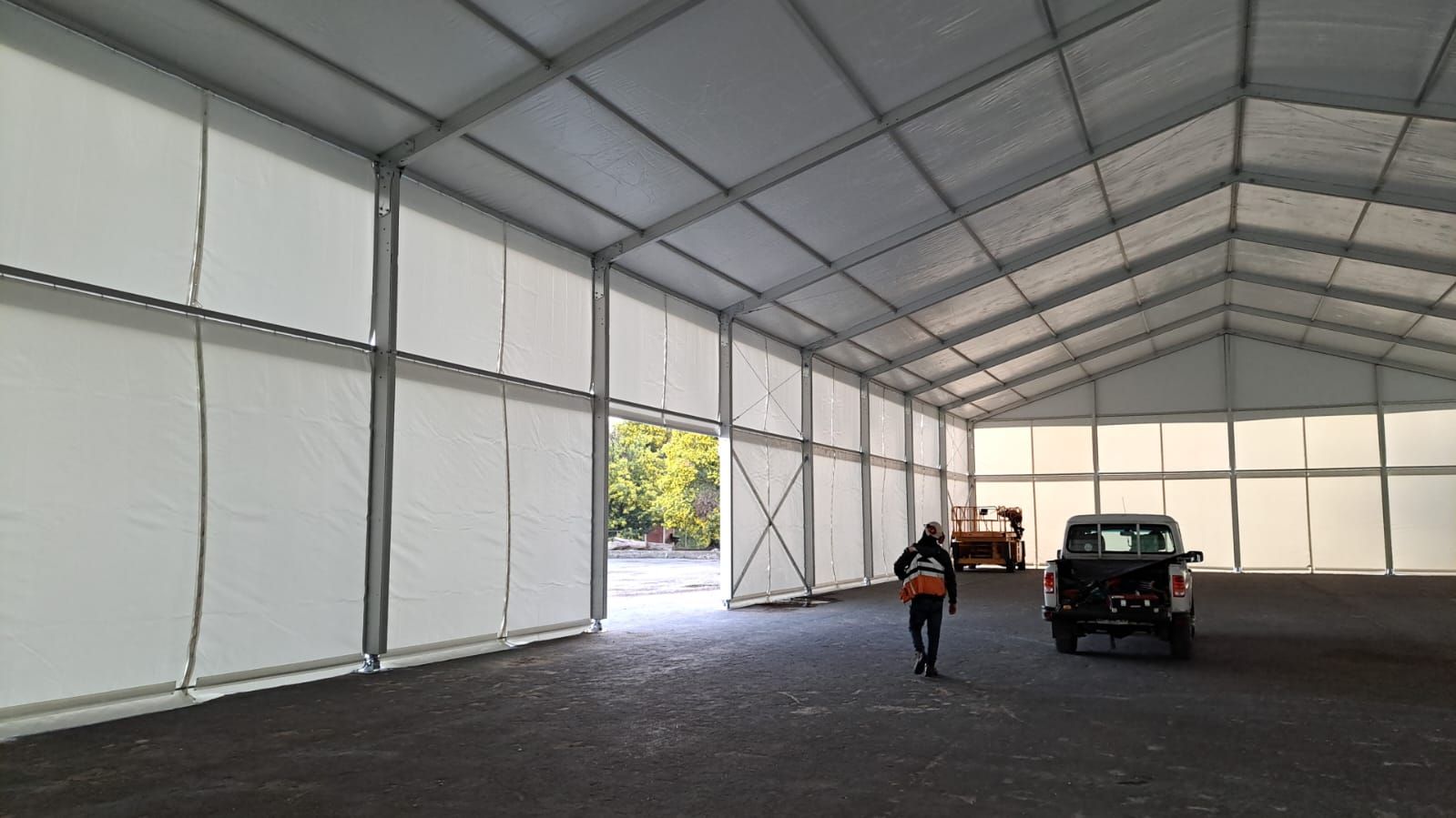 Interior de carpa con estructura revisada