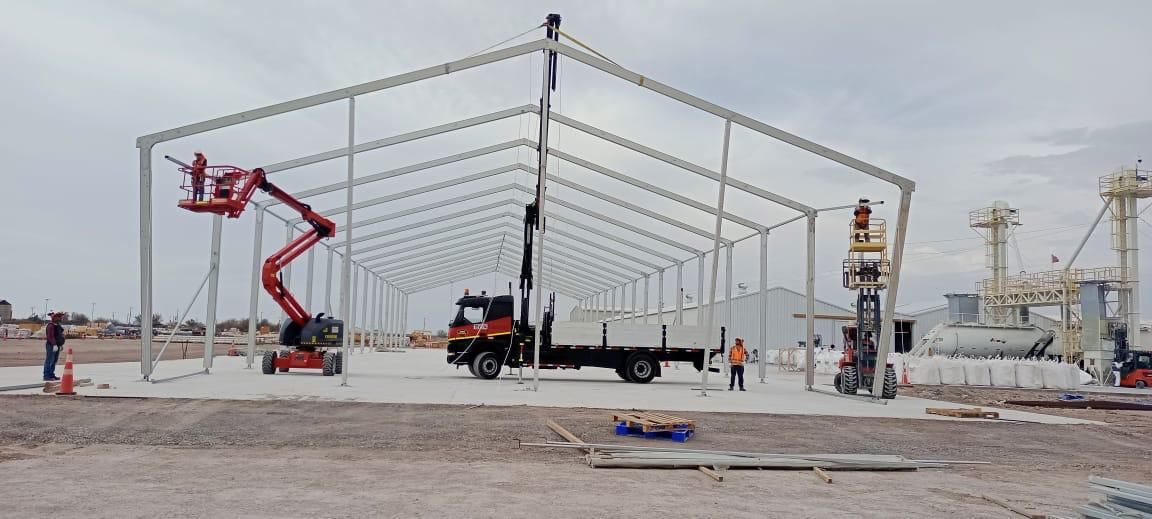 Montaje de estructura modular con plataforma elevadora
