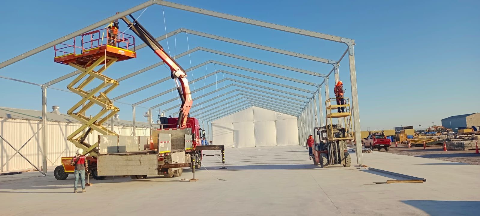 Montaje de carpa industrial con grúa