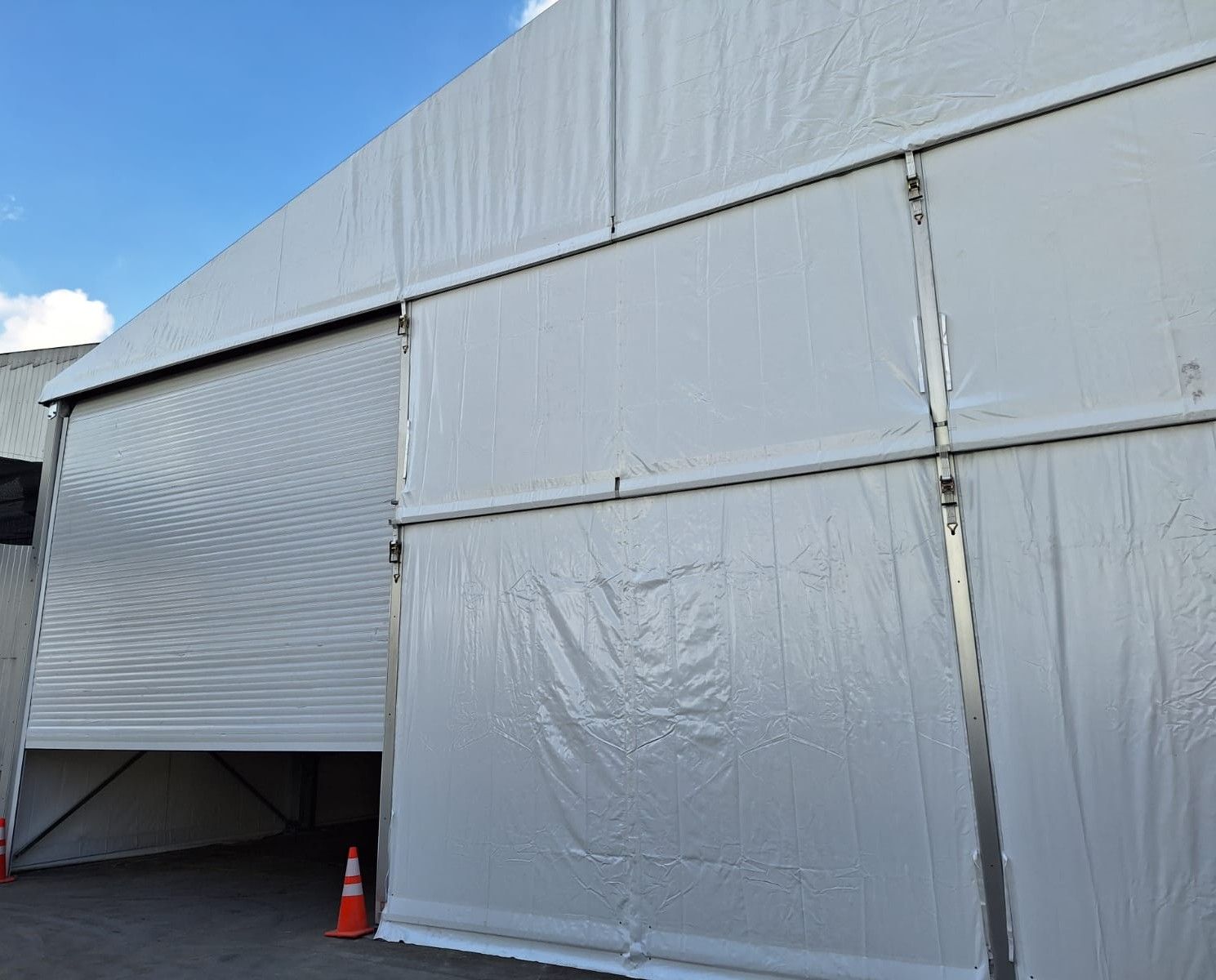 Portón de acceso instalado en carpa industrial