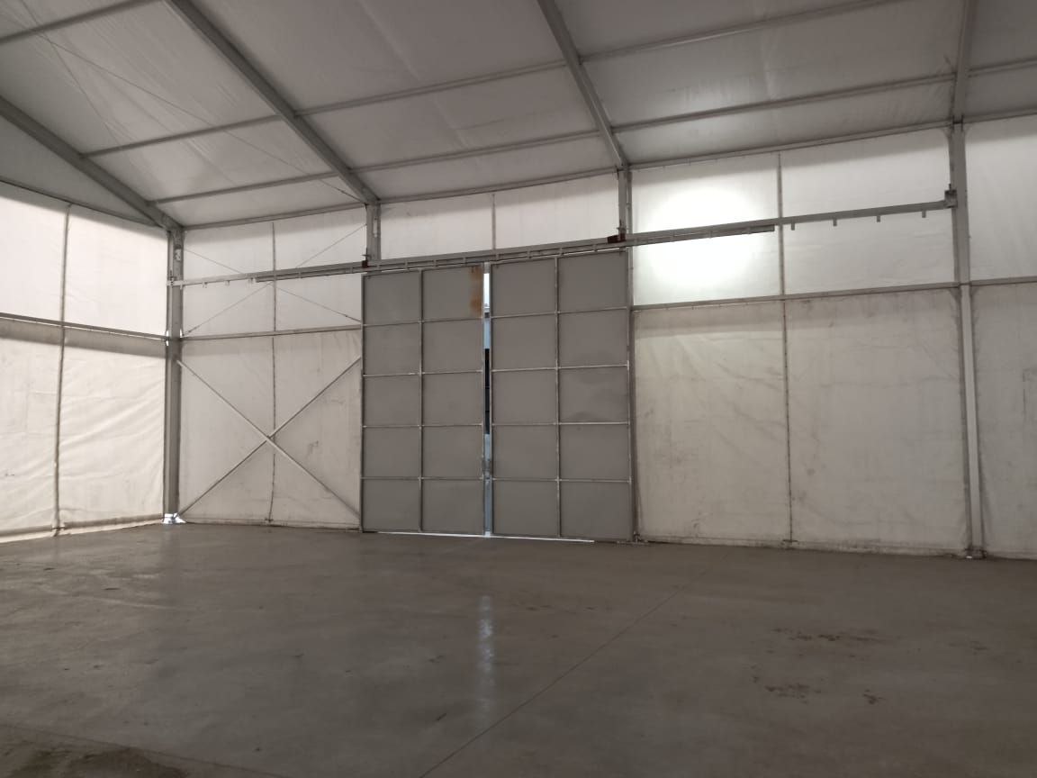 Portón visto desde el interior de la carpa