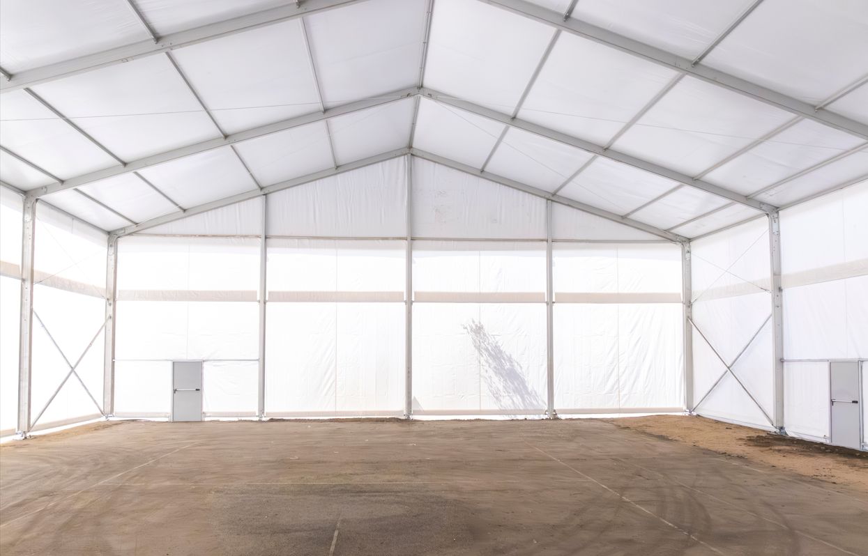 Puerta peatonal en carpa de almacenaje