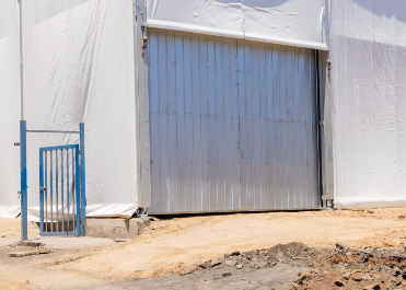 Portón de acceso para camiones en carpa industrial