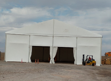 Portón de gran formato en bodega modular Fulltent